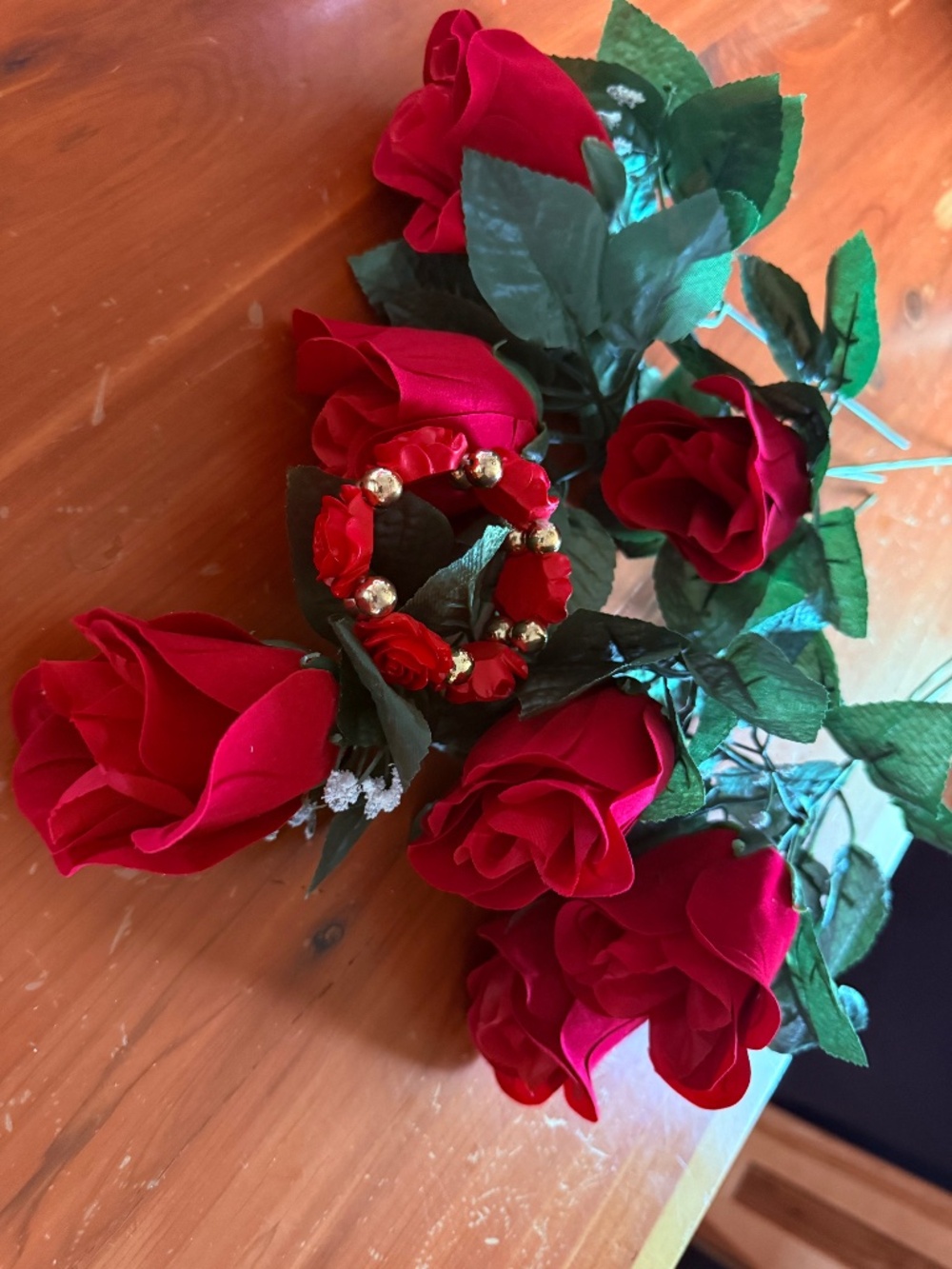 Black Derby Day hair clip with red roses & (7) stems & ceramic stretchy braclet
